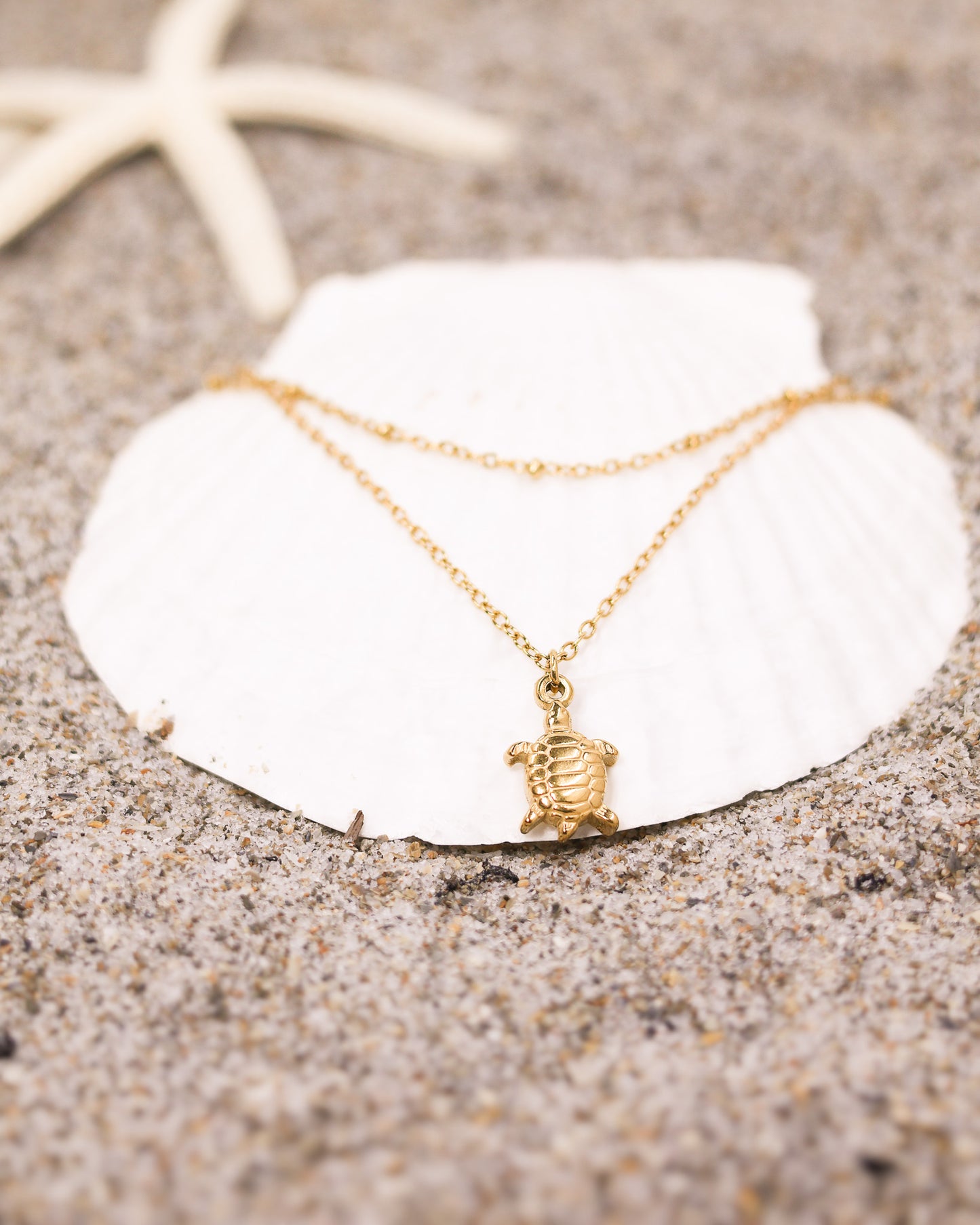 Summer-ready anklet with turtle detail and gold tone, inspired by ocean energy