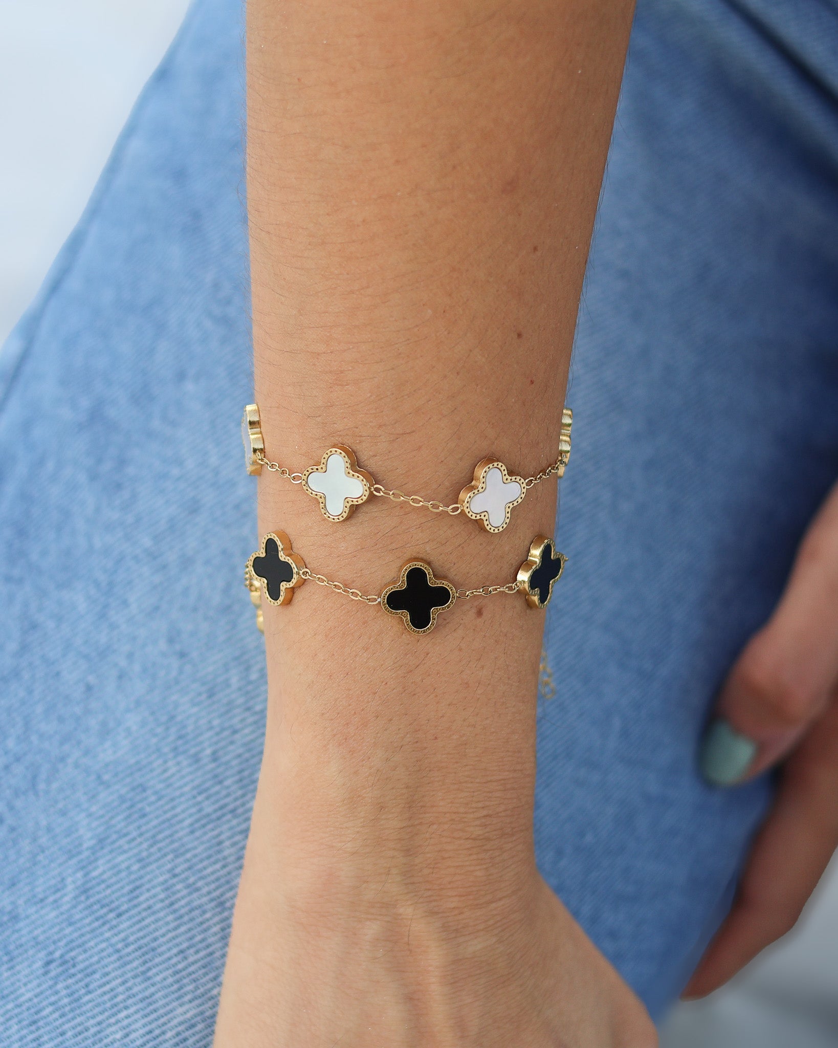 Minimalist waterproof clover bracelet in 18K gold PVD by Mariarena