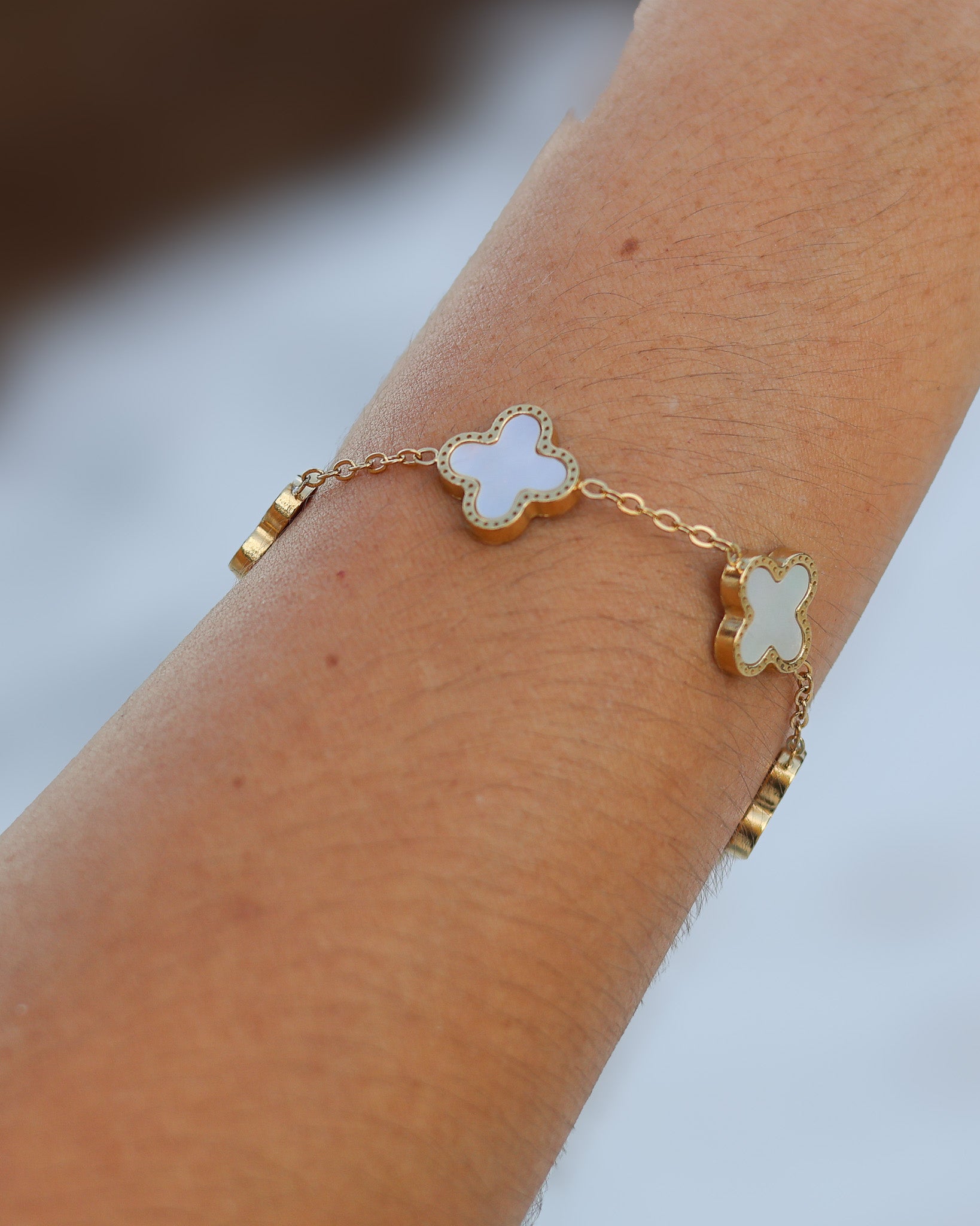 Lightweight clover charm bracelet with beach-inspired elegance