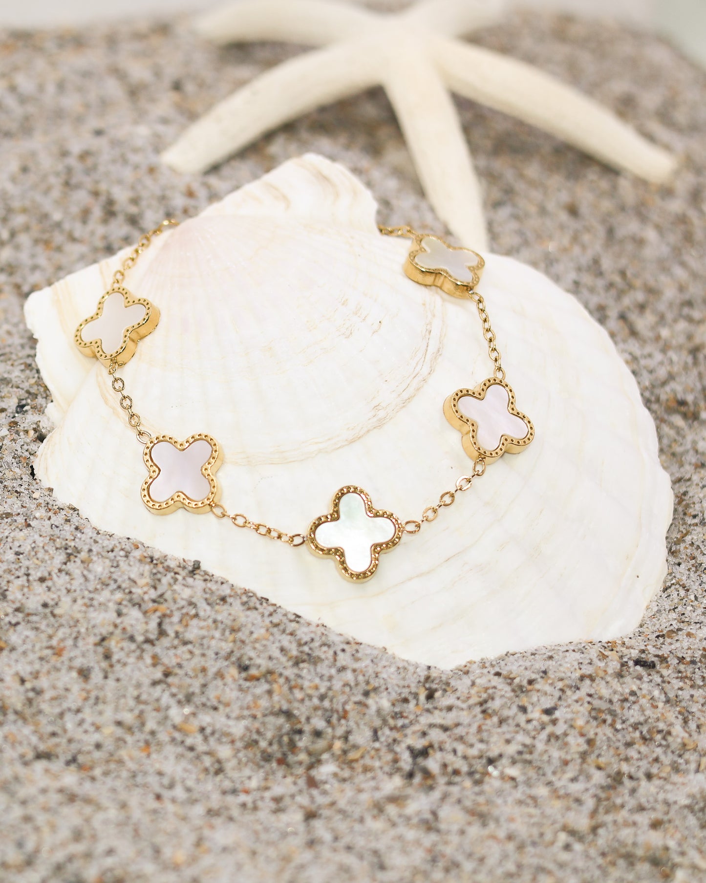 Shiny gold bracelet with hypoallergenic clover charms and soft finish