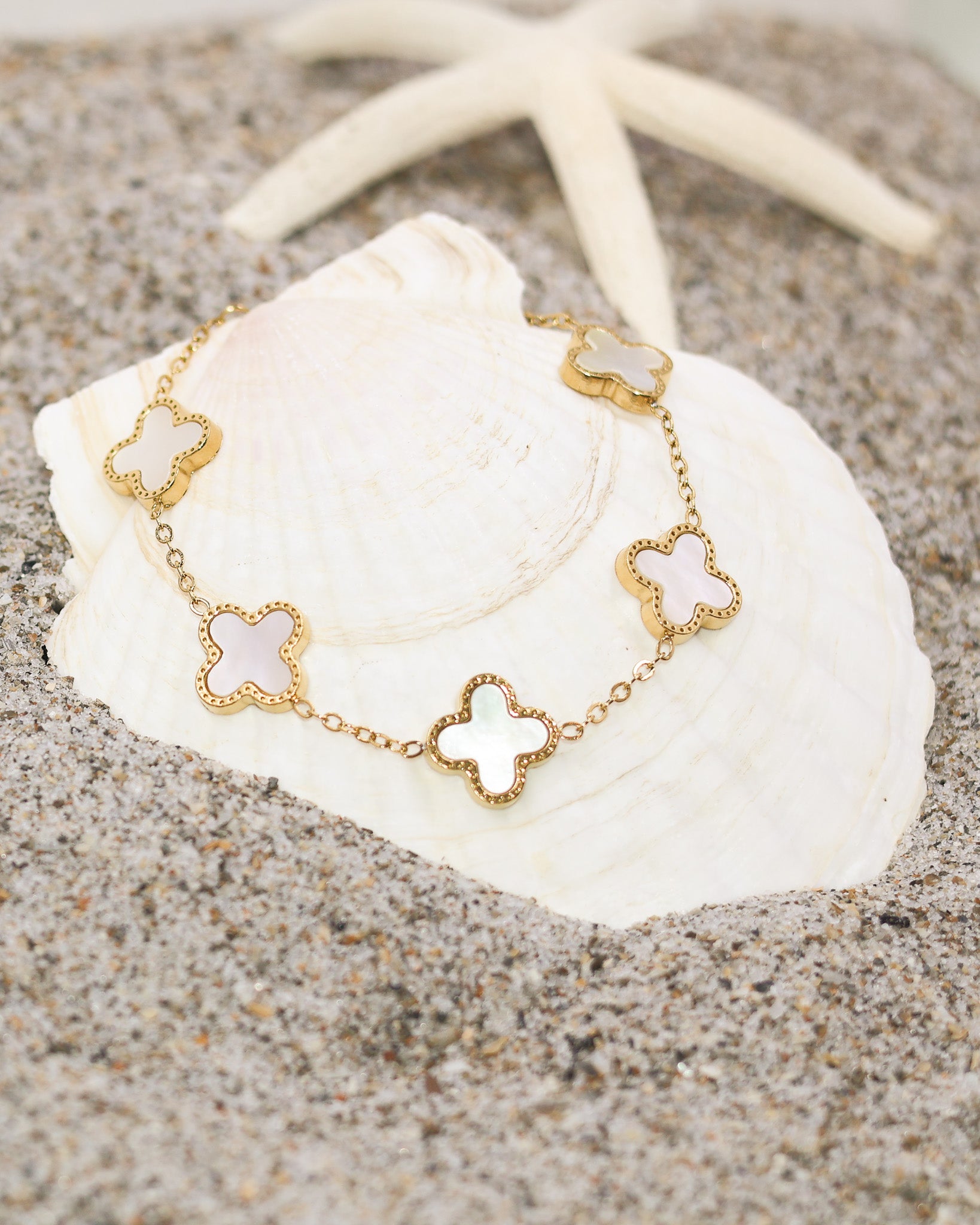 Shiny gold bracelet with hypoallergenic clover charms and soft finish